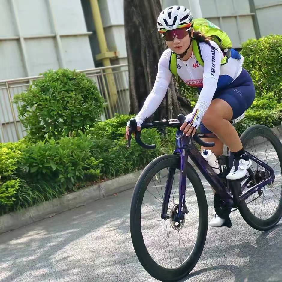 Cycling Enthusiast's Guide: Exploring the Benefits of Carbon Road Bikes on Cycle Tracks