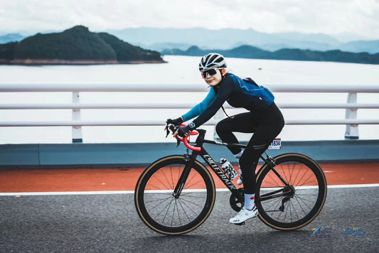 Urban Adventures on a Carbon Road Bike: Navigating City Streets(doubao assisted)